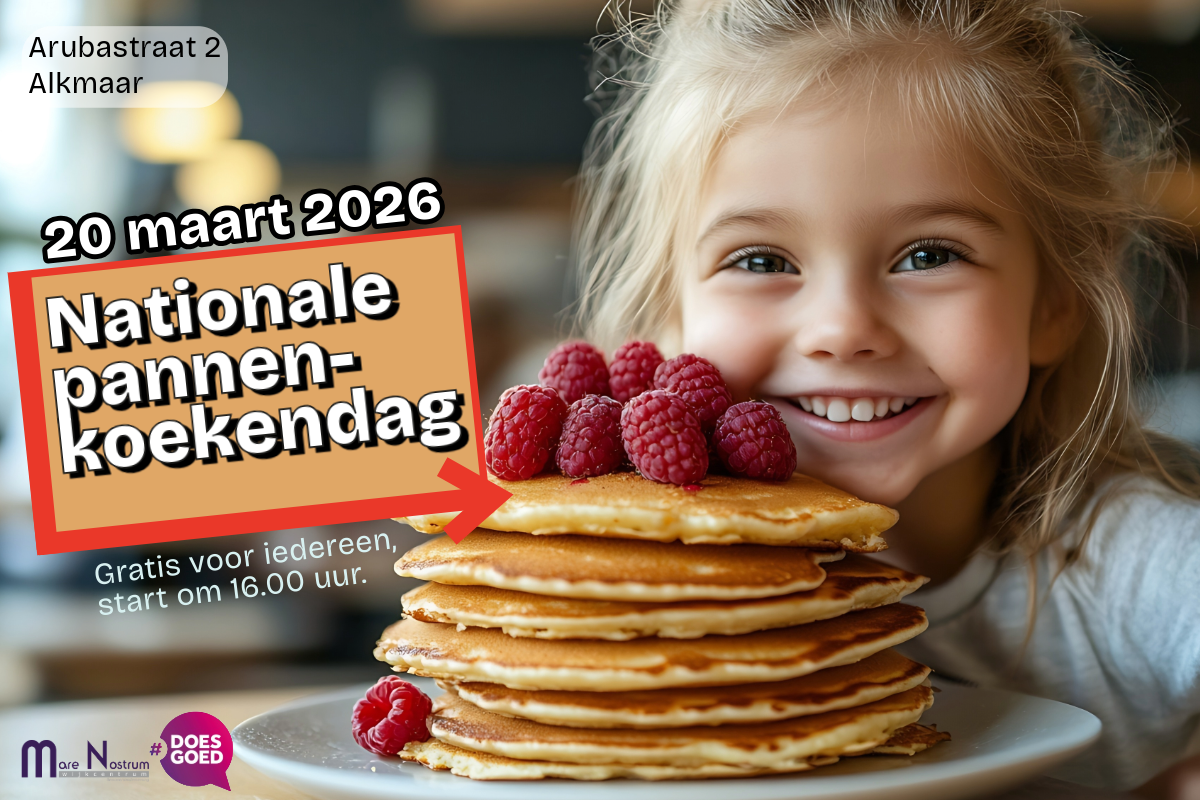 Lachend meisje naast een stapel pannenkoeken